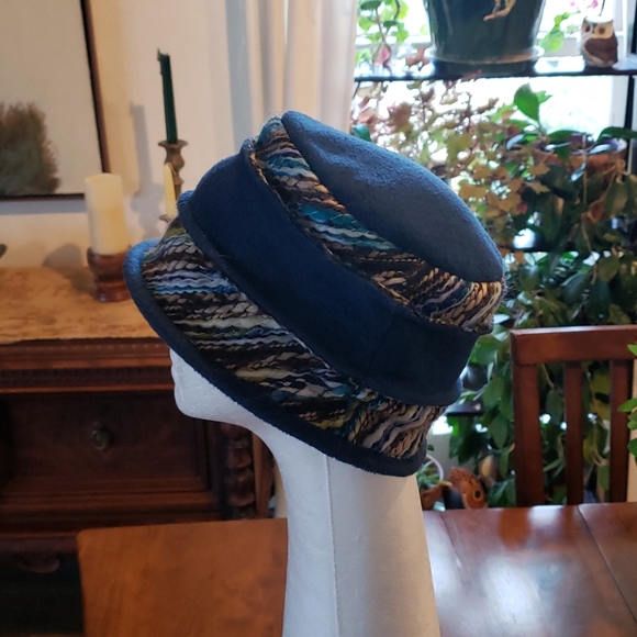 Blue hat - Picture 3 of 4